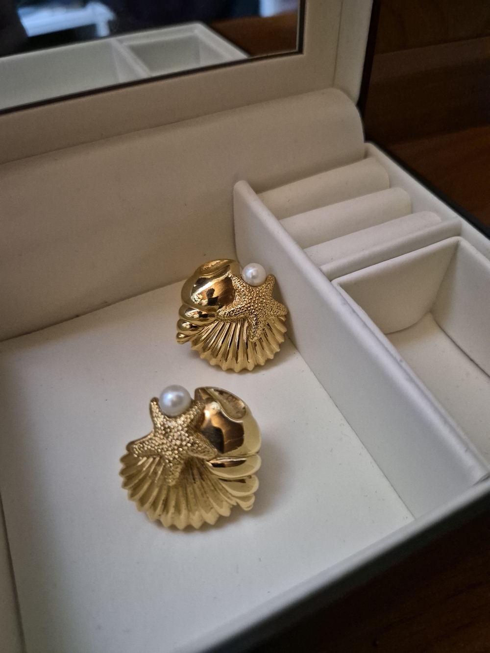 Avon Gold Shell & Starfish Pearl Stud Earrings - Gold and White
